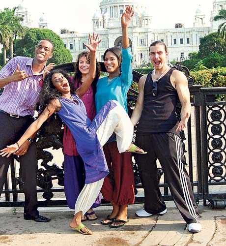 Sean Will, Iheny Nieto, Jasmine Darby, Zak Tomic and Christina Aldridge have fun in front of Victoria Memorial